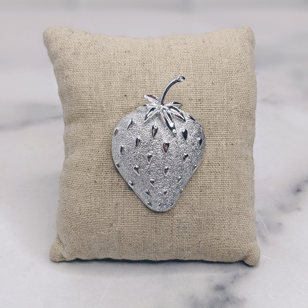 Vintage Sarah Coventry strawberry brooch